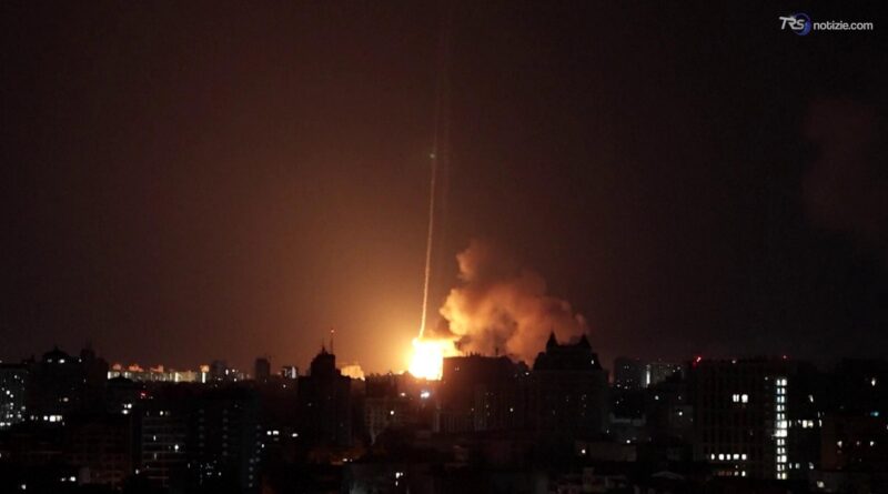 L'arrivo in diretta del missile balistico russo mentre incendia lo skyline di Kiev: l'esplosione
