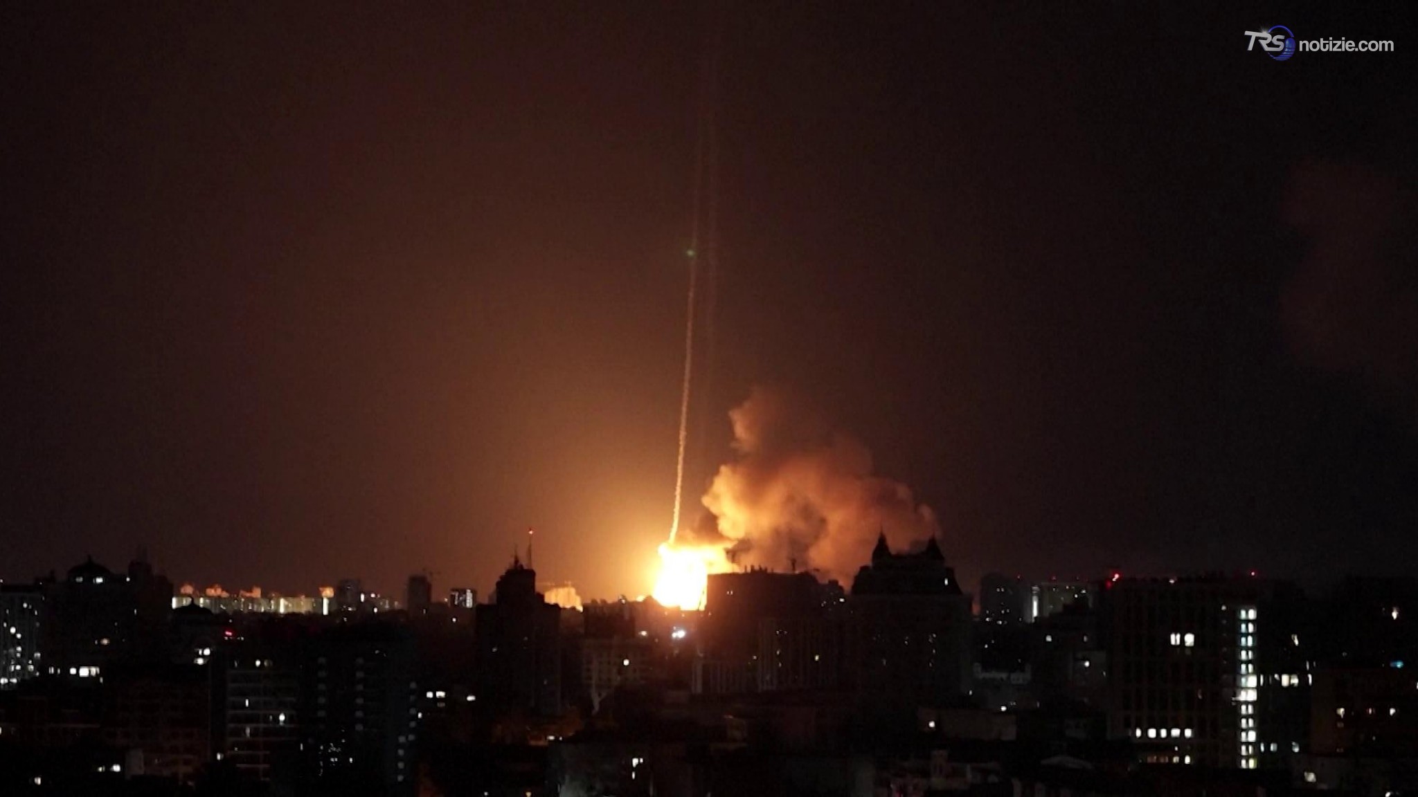 L'arrivo in diretta del missile balistico russo mentre incendia lo skyline di Kiev: l'esplosione