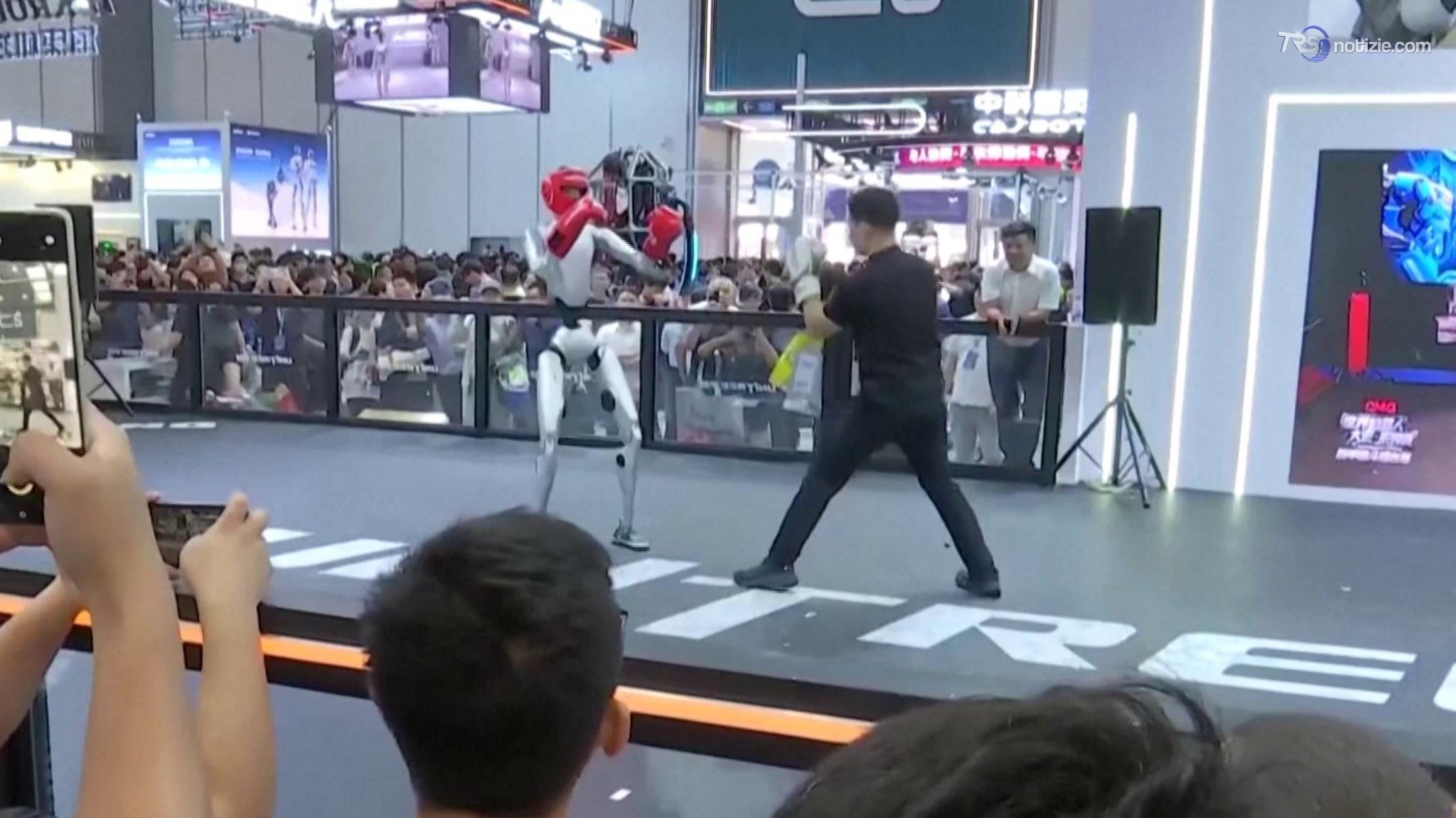 Ecco il pugile robot: colpisce un uomo nel match dimostrativo alla fiera di Pechino