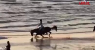 Belen cade da cavallo sulla spiaggia e pubblica il video: «Regola numero 1. Rialzarsi sempre»