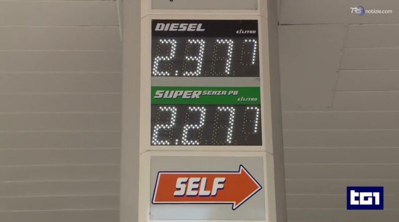 La benzina torna sopra i due euro ovunque, ai massimi da settembre 2023