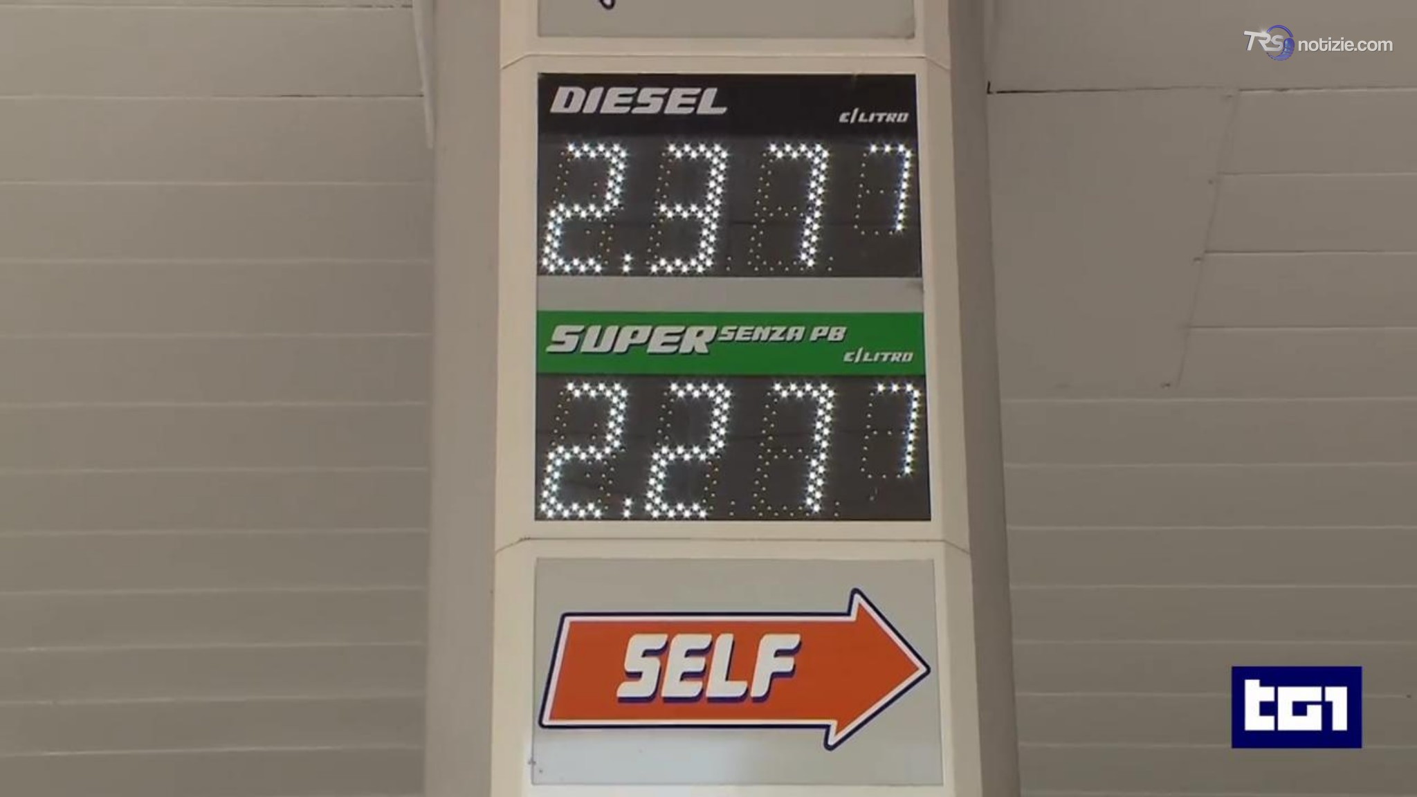 La benzina torna sopra i due euro ovunque, ai massimi da settembre 2023