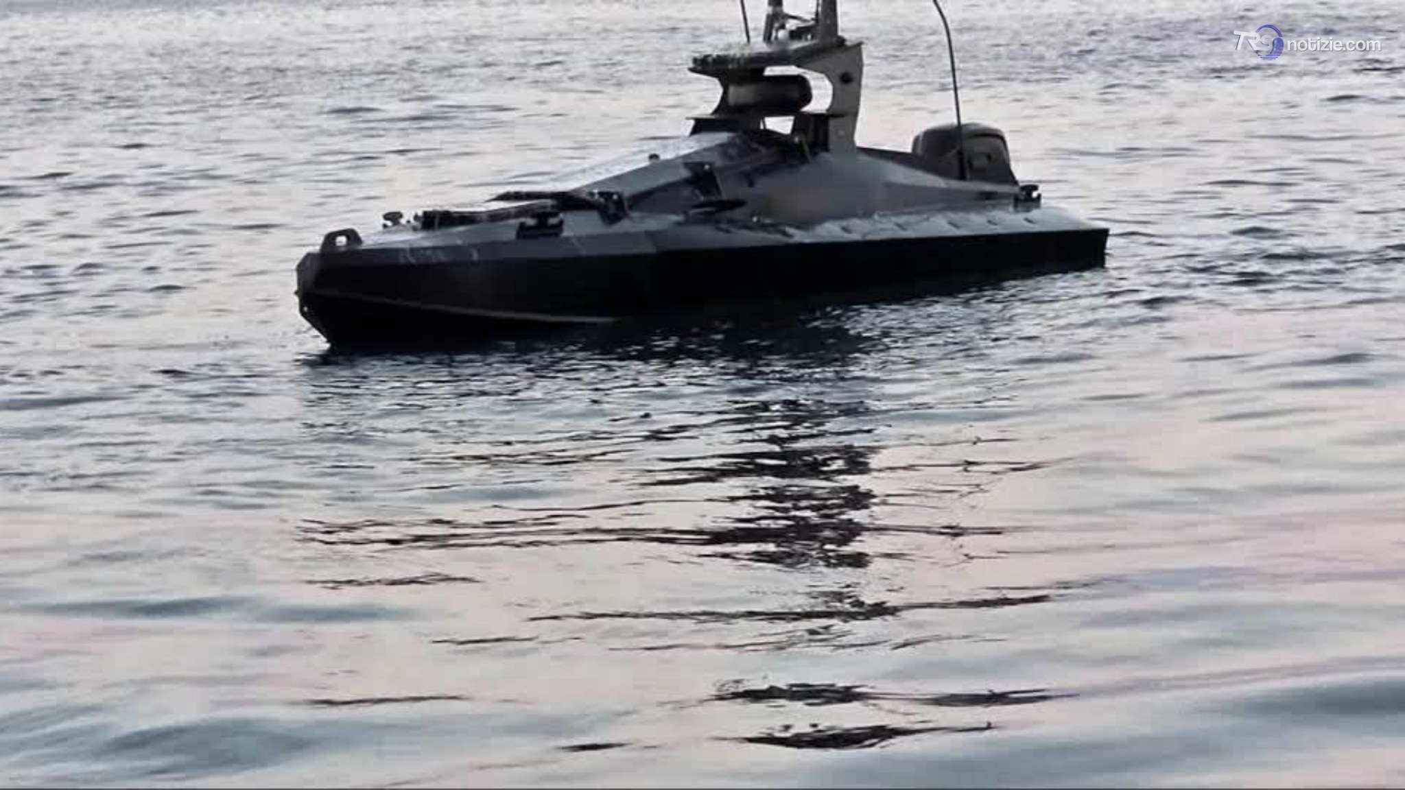 Romania, un F-16 distrugge un drone marino vicino alla piattaforma del gas: il video