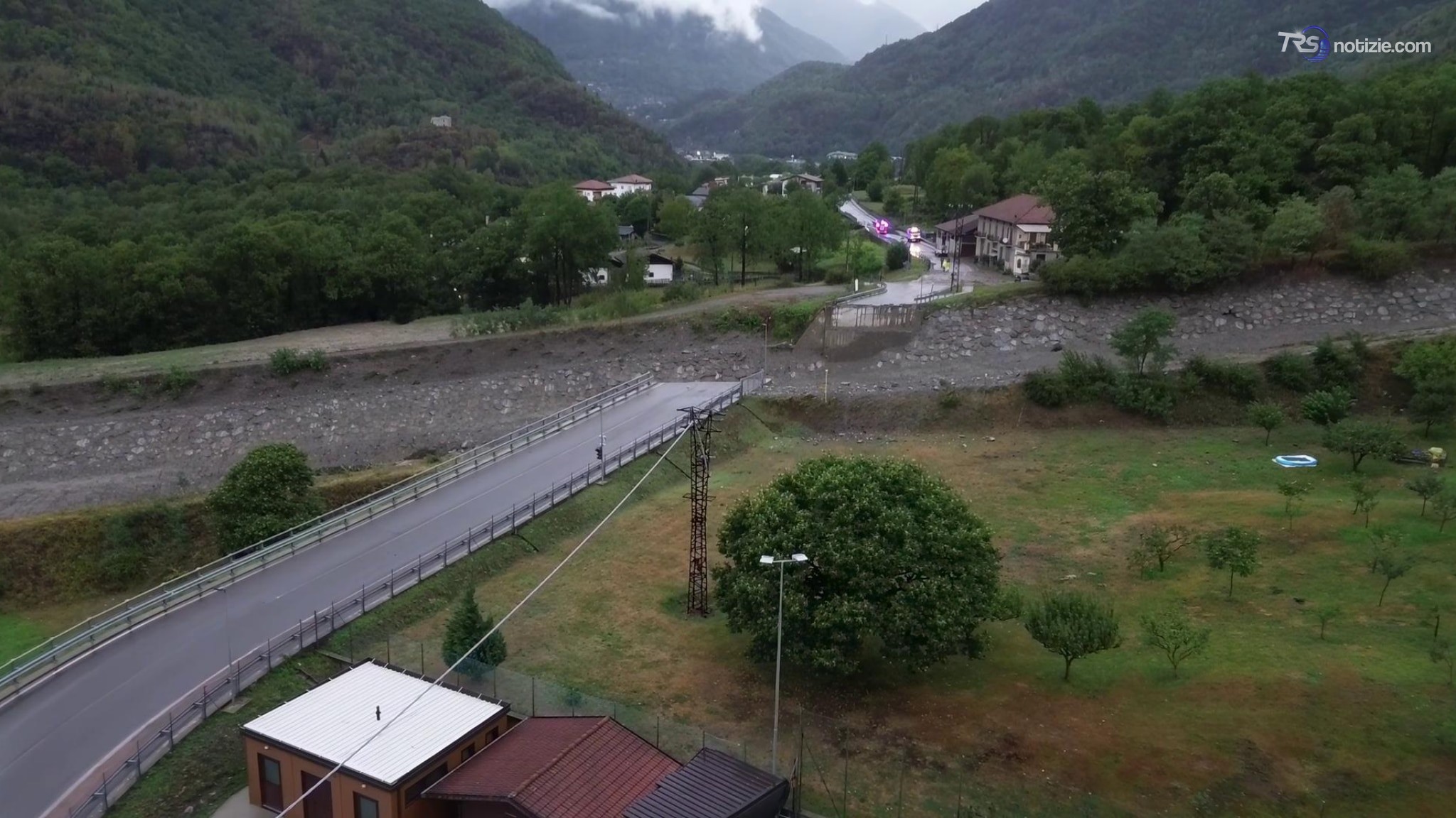 Maltempo, ponte crolla a Sonico. Chiusa la SS42: immagini dal drone