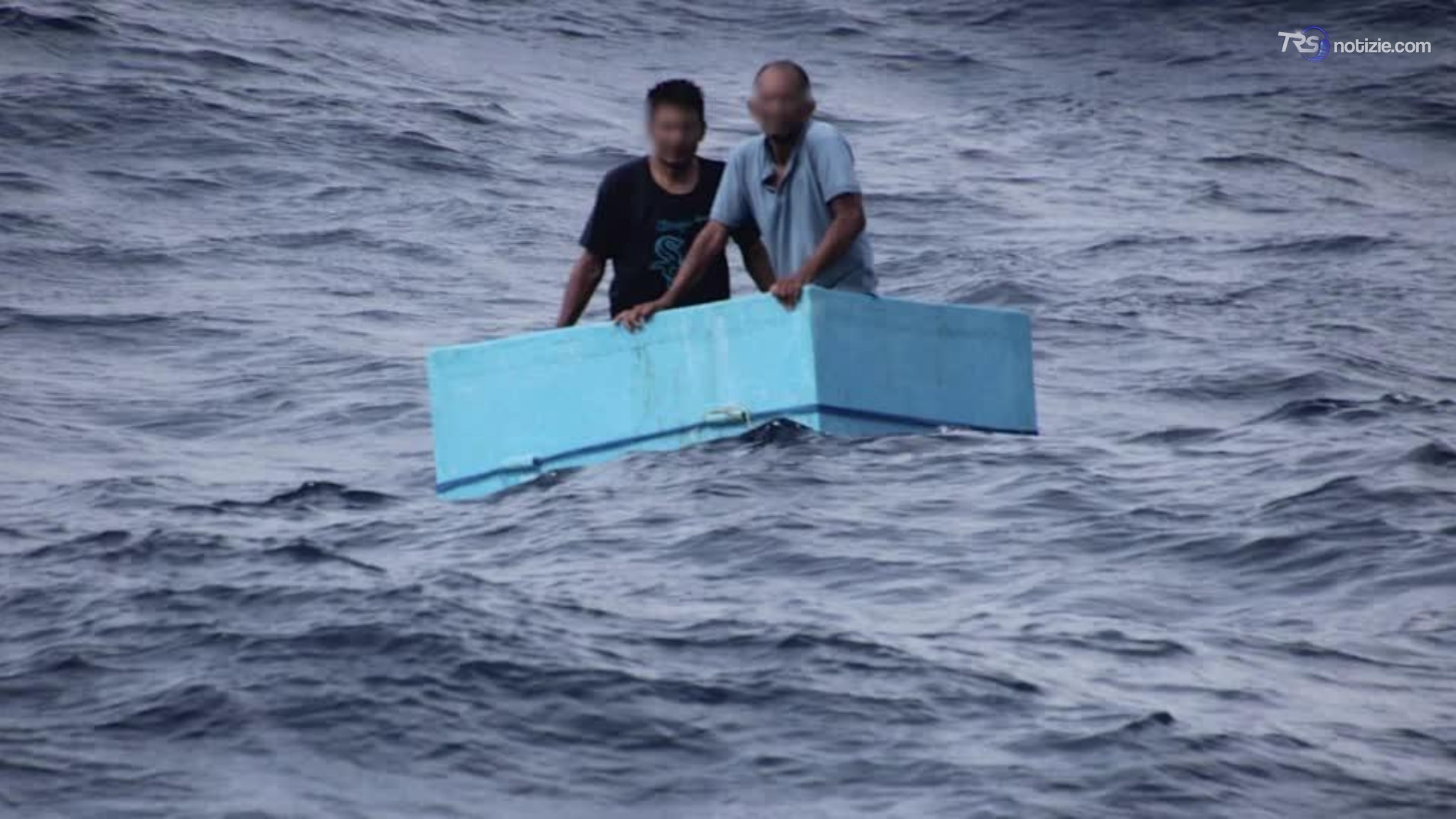 Messico, pescatori alla deriva per 5 giorni su una ghiacciaia nell’Oceano Pacifico: il salvataggio