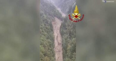 Frana e torrente in piena a Isola di Fondra: le immagini dall’elicottero