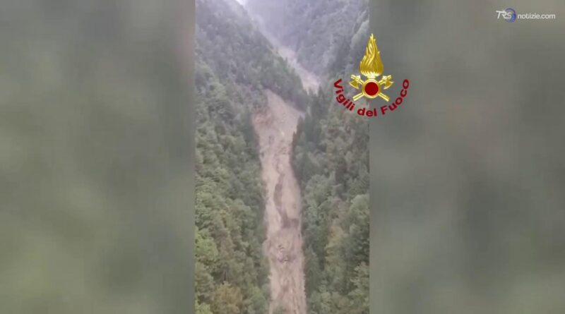Frana e torrente in piena a Isola di Fondra: le immagini dall’elicottero