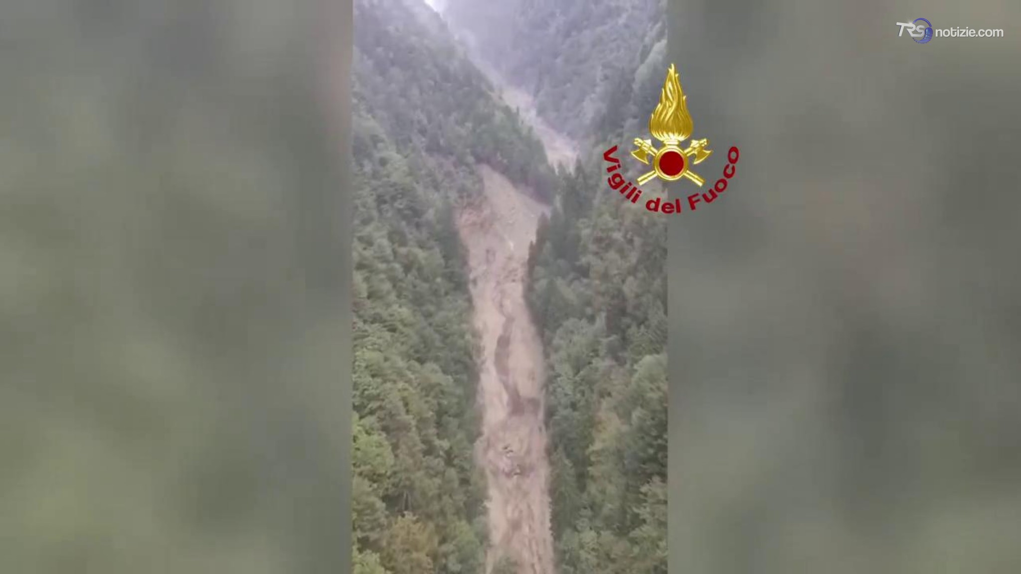 Frana e torrente in piena a Isola di Fondra: le immagini dall’elicottero