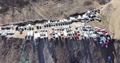 Cile, frane e alluvioni devastano il Nord: veicoli sospesi sul baratro a Iquique