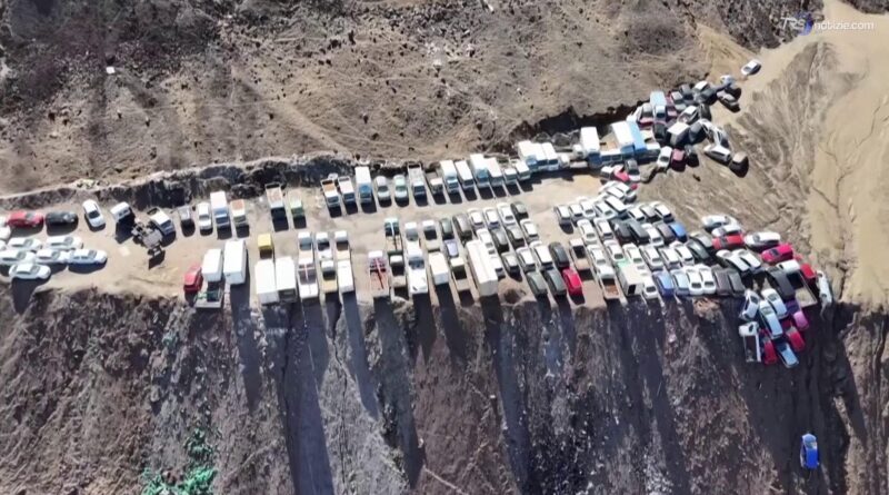 Cile, frane e alluvioni devastano il Nord: veicoli sospesi sul baratro a Iquique