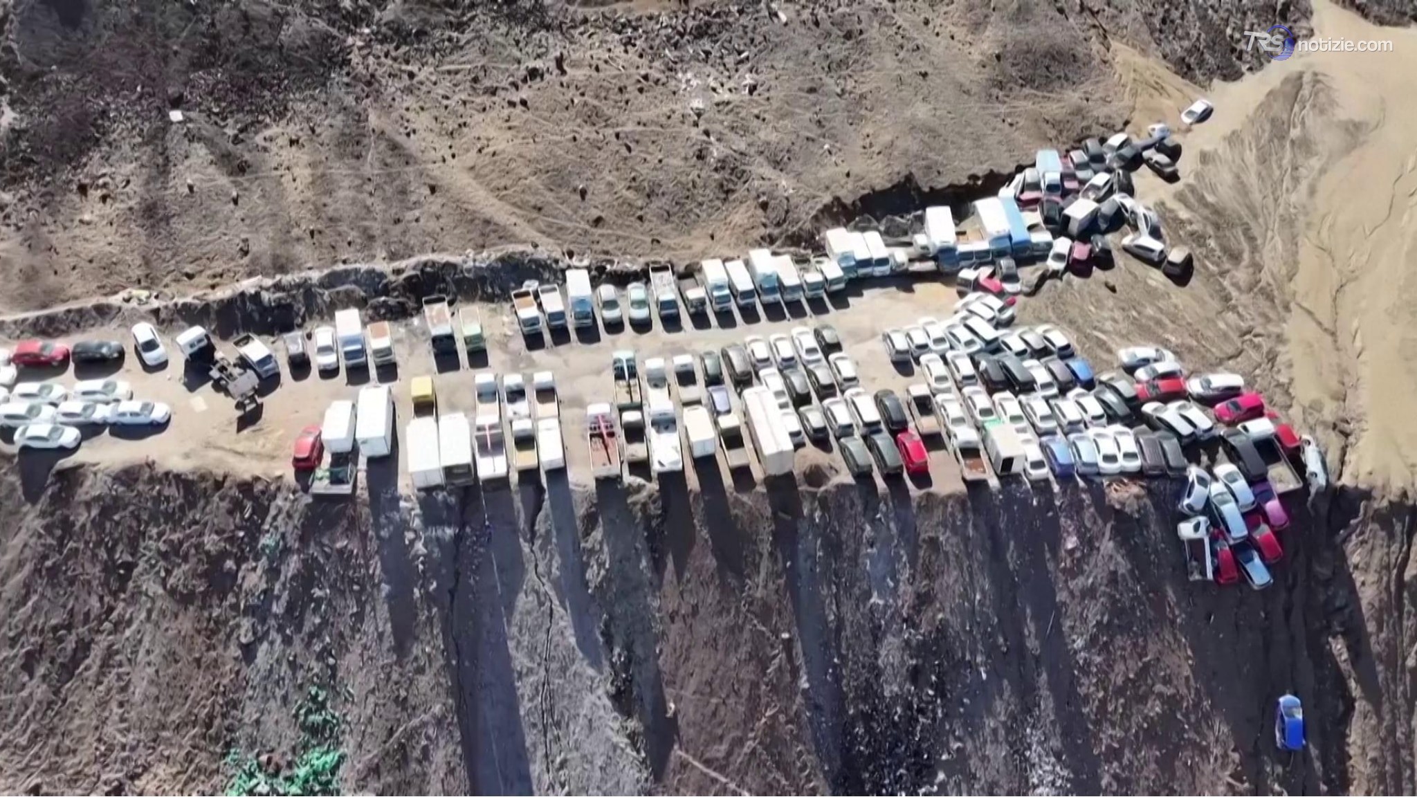 Cile, frane e alluvioni devastano il Nord: veicoli sospesi sul baratro a Iquique