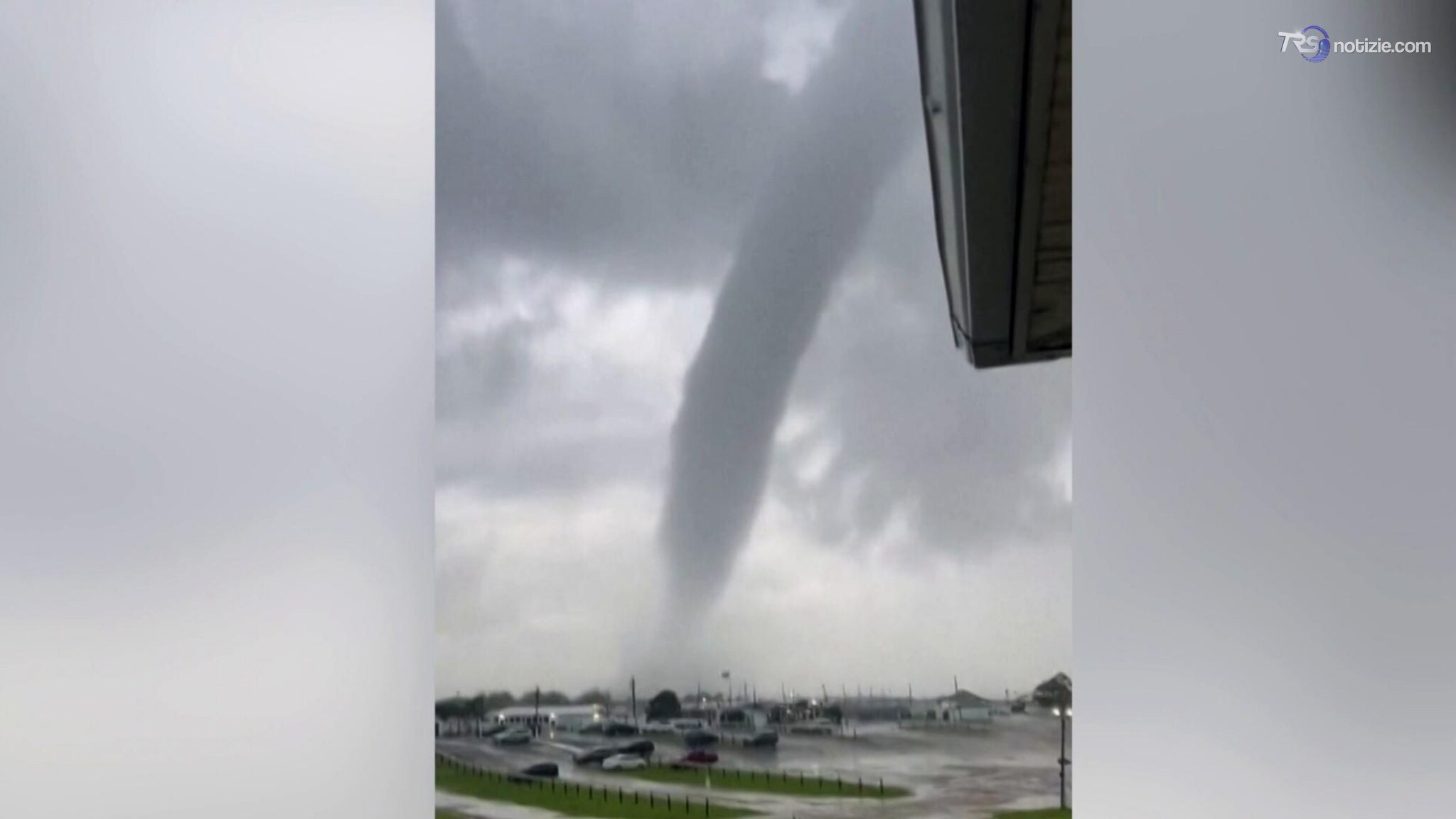 New York, la tromba marina diventa un tornado: le immagini del grande vortice a Long Island