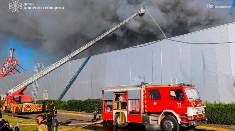 Raid russo a Kryvyi Rih, strage in un centro commerciale. Allarme aereo a Kiev