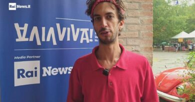 Omar Conti, il pianista con il Maggiolone che porta emozioni in viaggio