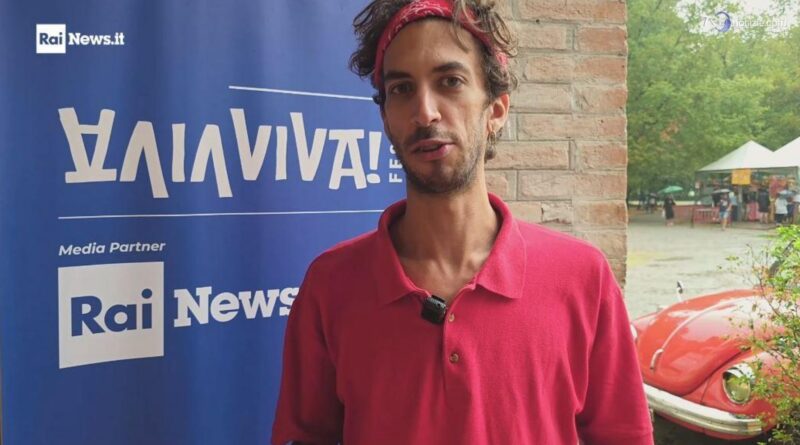 Omar Conti, il pianista con il Maggiolone che porta emozioni in viaggio