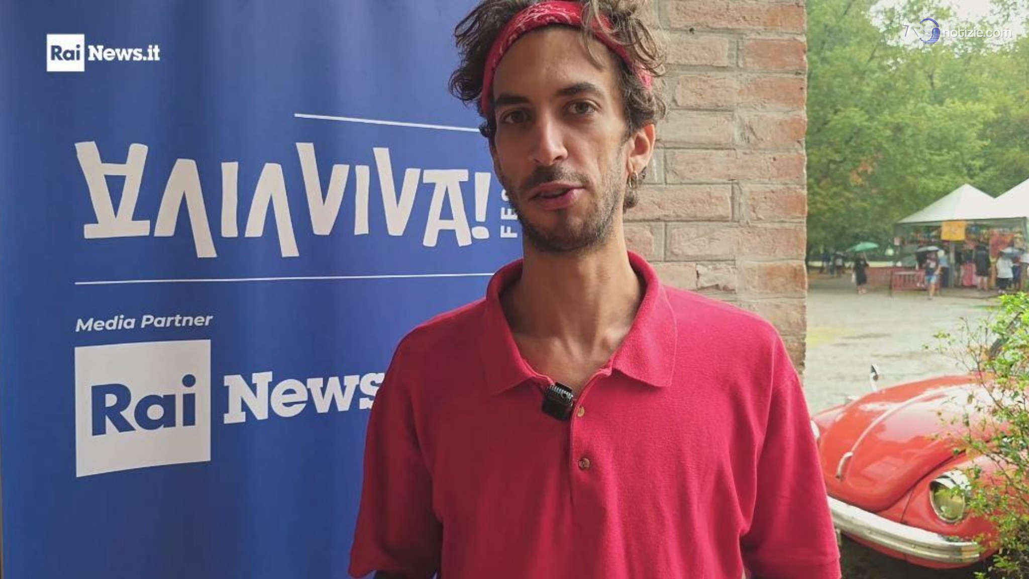 Omar Conti, il pianista con il Maggiolone che porta emozioni in viaggio