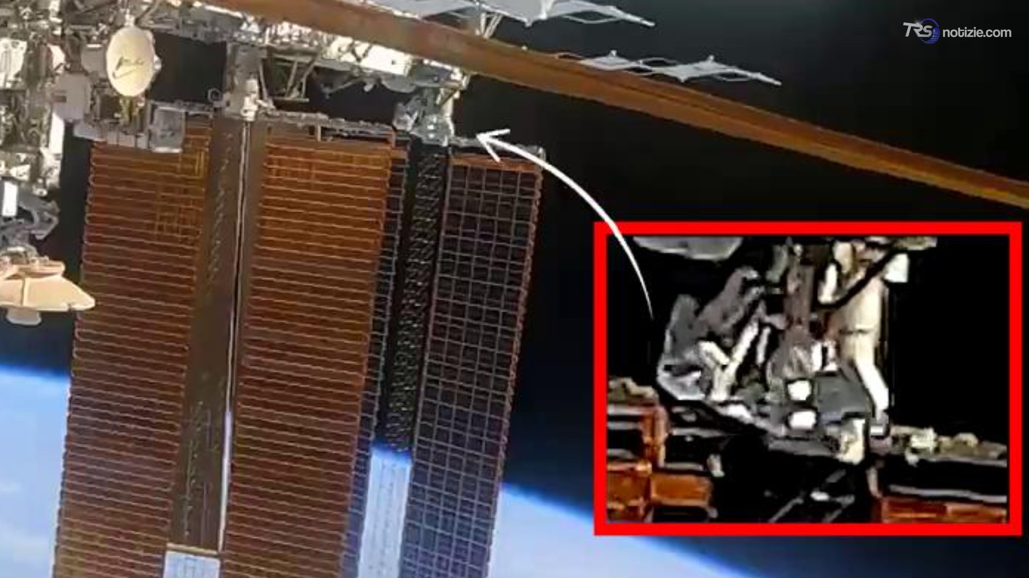 Due puntini sospesi nel vuoto: così appare la spacewalk dal finestrino della ISS