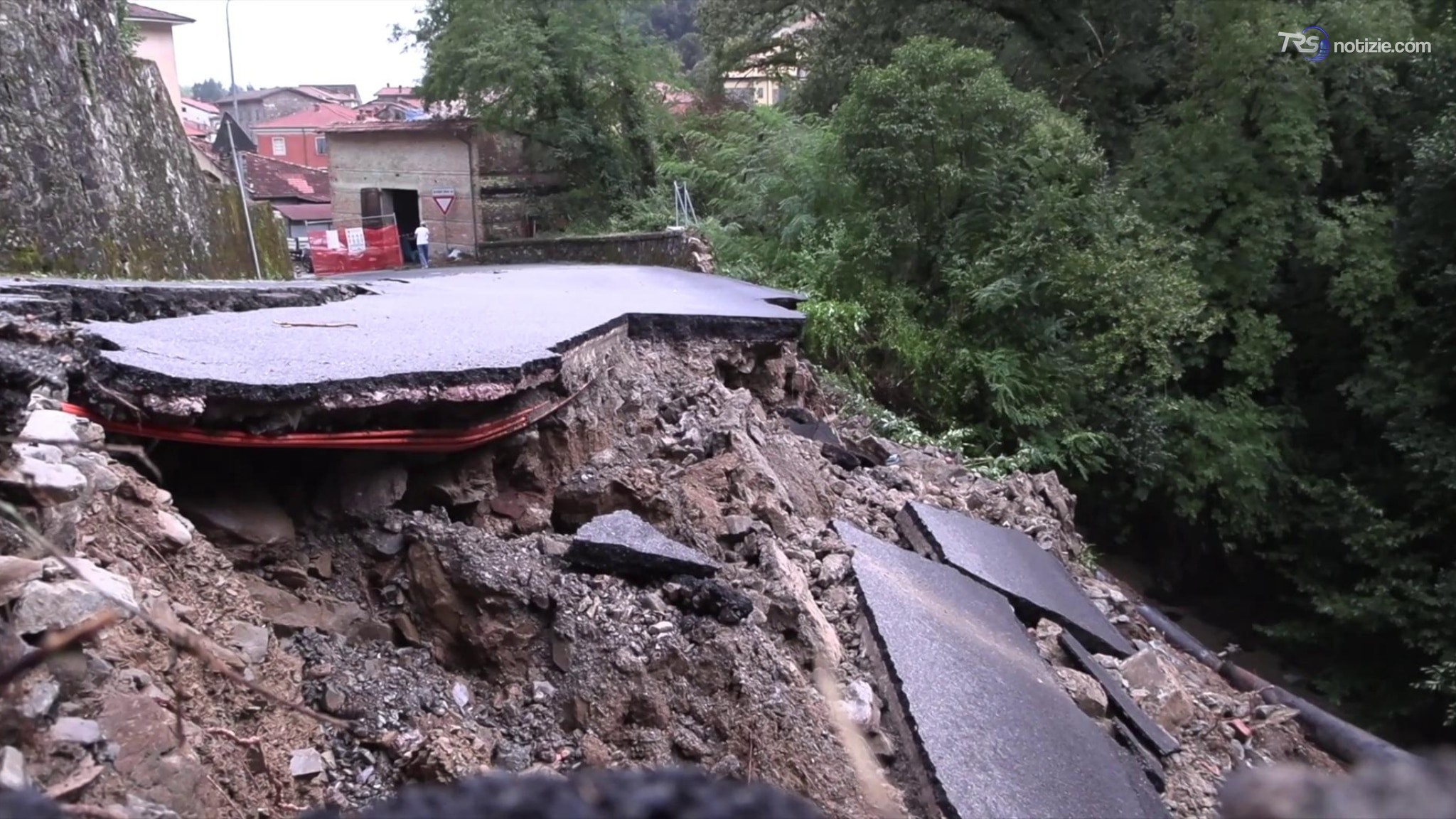 Maltempo in Toscana, frana sulla Sp21 sopra Bagnone: frazioni isolate