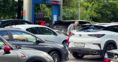 Droni ucraini sulle raffinerie: a Mosca tornano le lunghe code ai distributori di benzina