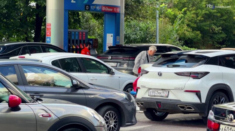Droni ucraini sulle raffinerie: a Mosca tornano le lunghe code ai distributori di benzina