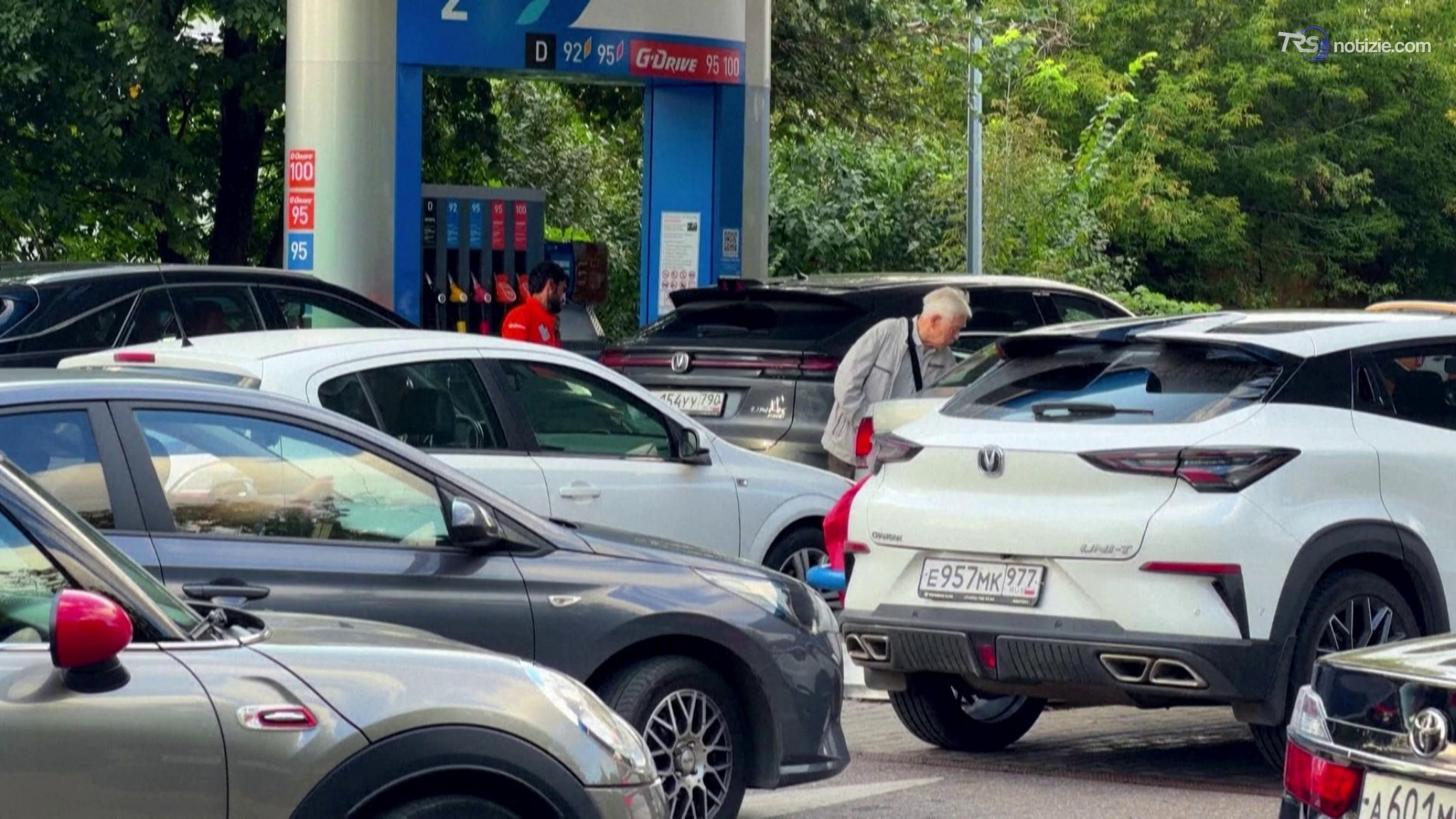 Droni ucraini sulle raffinerie: a Mosca tornano le lunghe code ai distributori di benzina