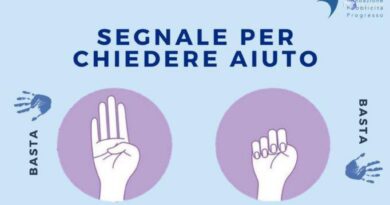 "Signal for help": 14enne salva da uno stupro grazie al segnale della mano
