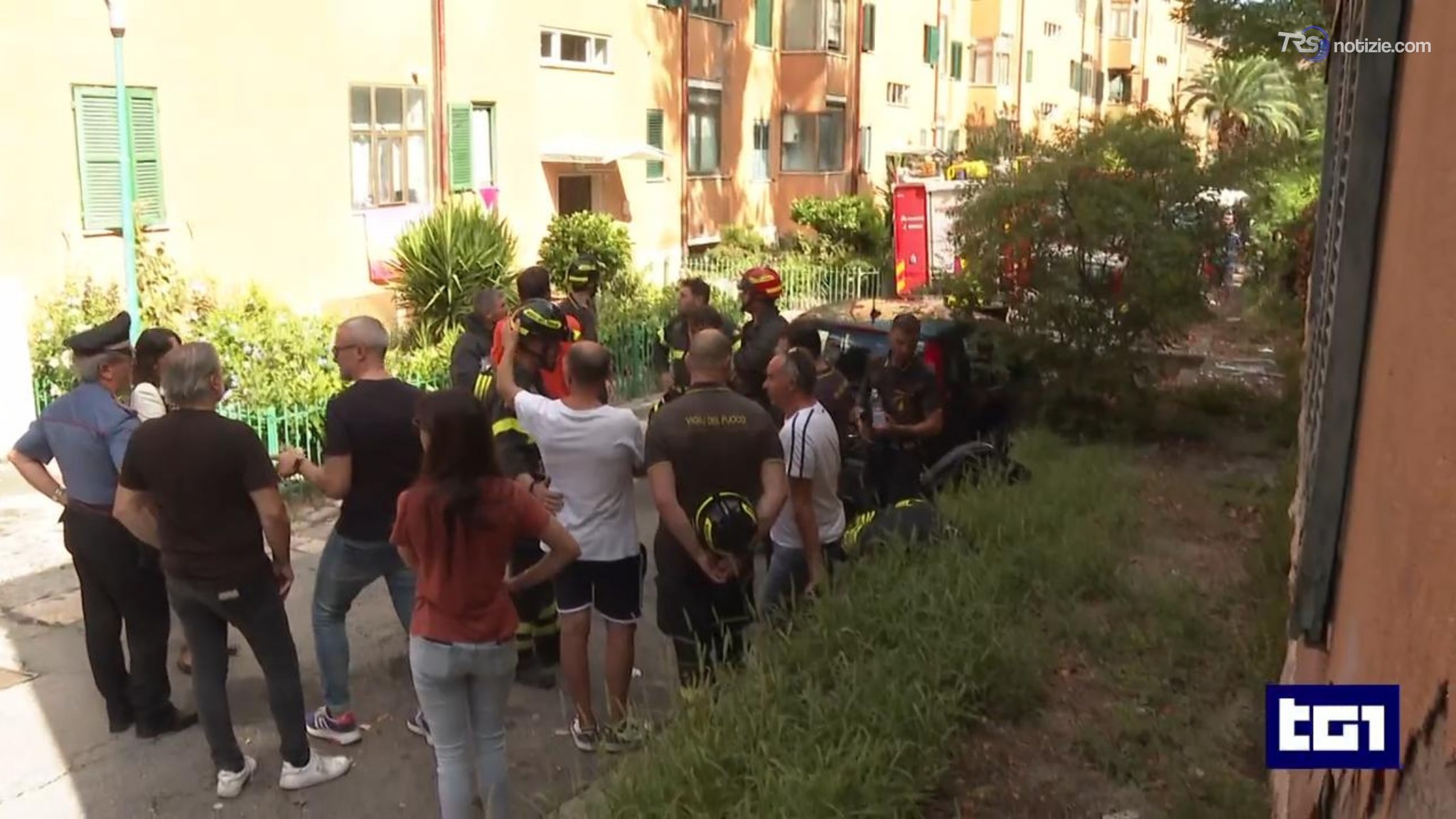 Esplosione di una palazzina a Perugia, crolla il tetto: due i feriti