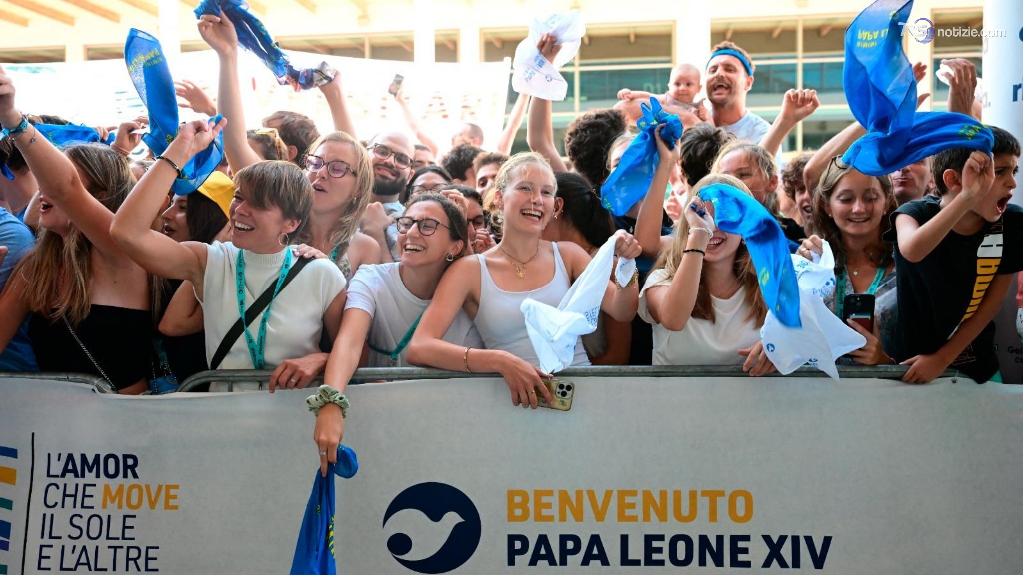 Papa ai giovani: costruite mondo di pace