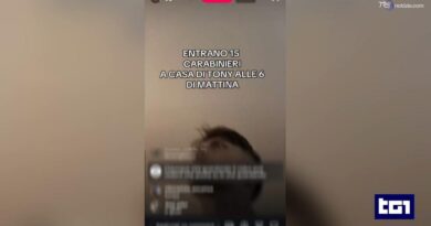 Filma sui social la perquisizione: arrestato il trapper Tony Boy, trovato con droga e armi in casa