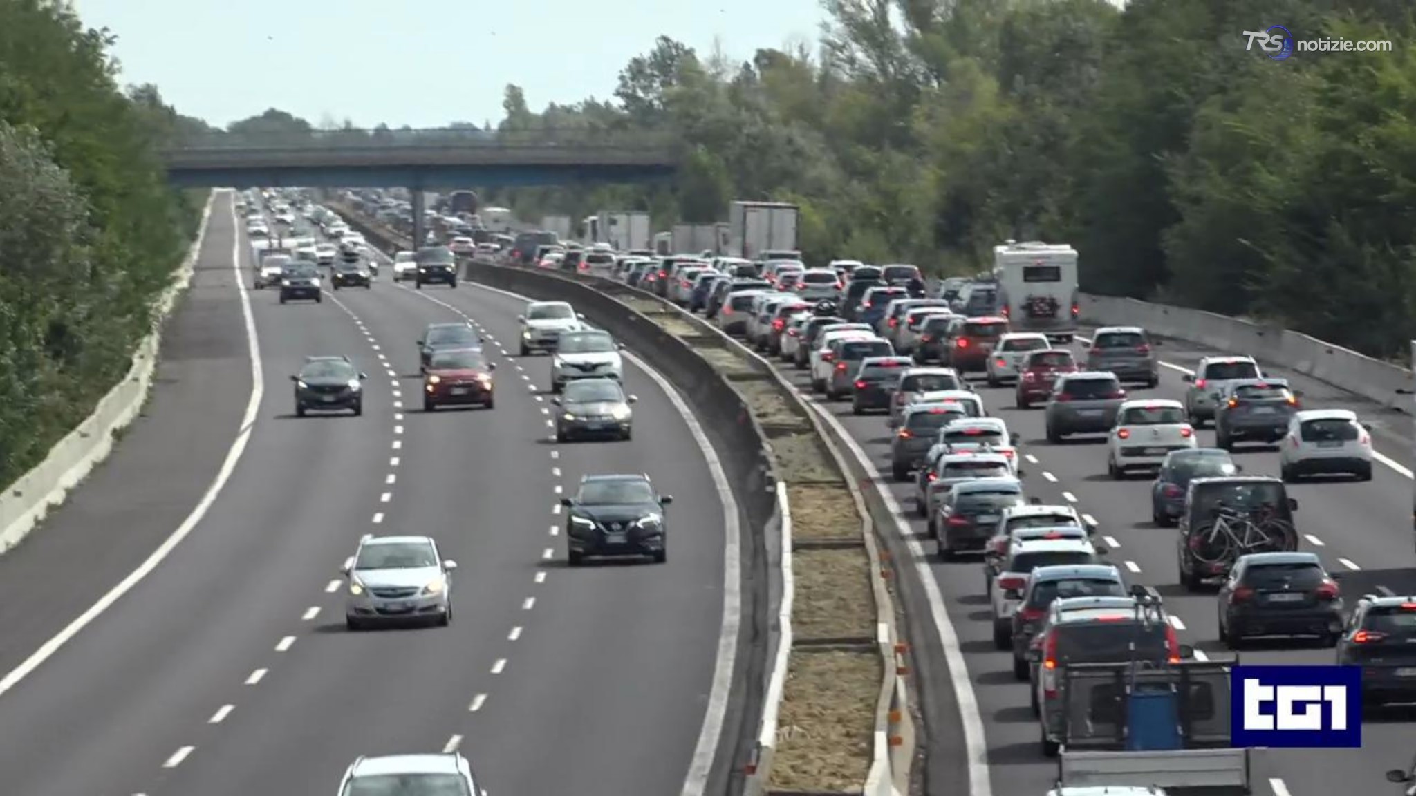 Comincia il controesodo: code in autostrada e caldo intenso al Sud, al Nord maltempo