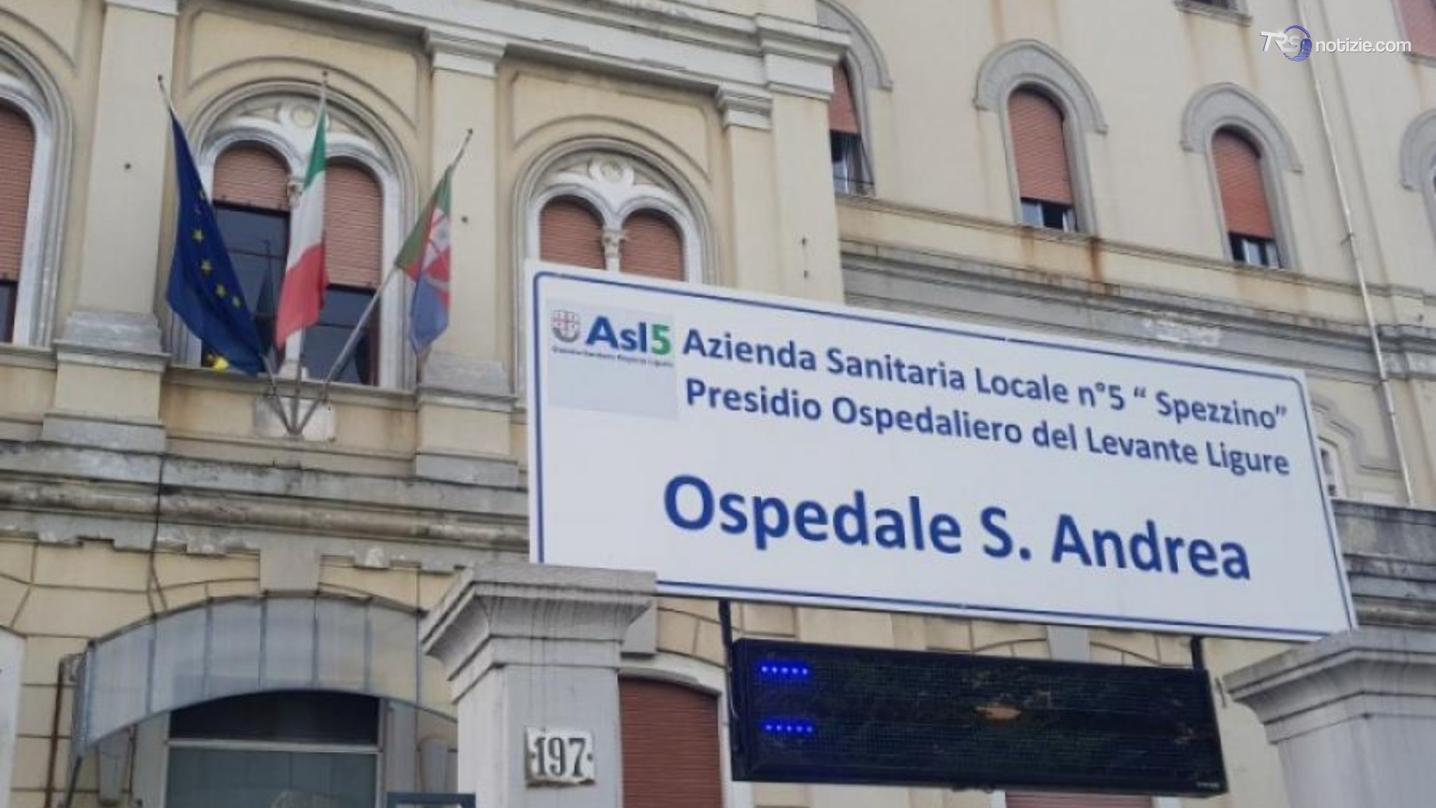 Difende la madre e il compagno lo accoltella, 15enne in ospedale