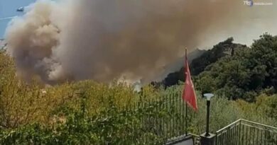 Incendio a Taormina minaccia le case, chiusa l'autostrada A 18