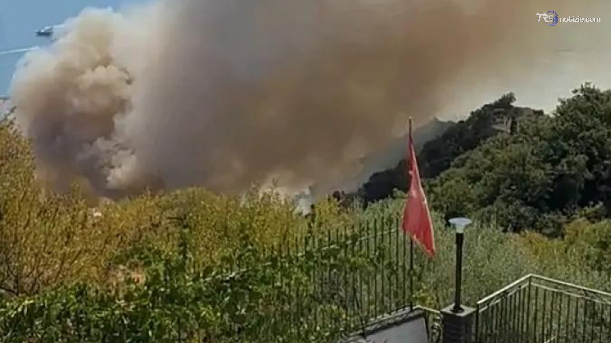 Incendio a Taormina minaccia le case, chiusa l'autostrada A 18