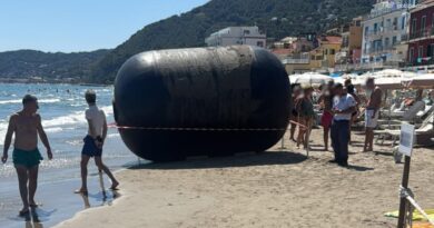 Oggetto misterioso sulla spiaggia di Alassio: “Forse è un parabordo da banchina”