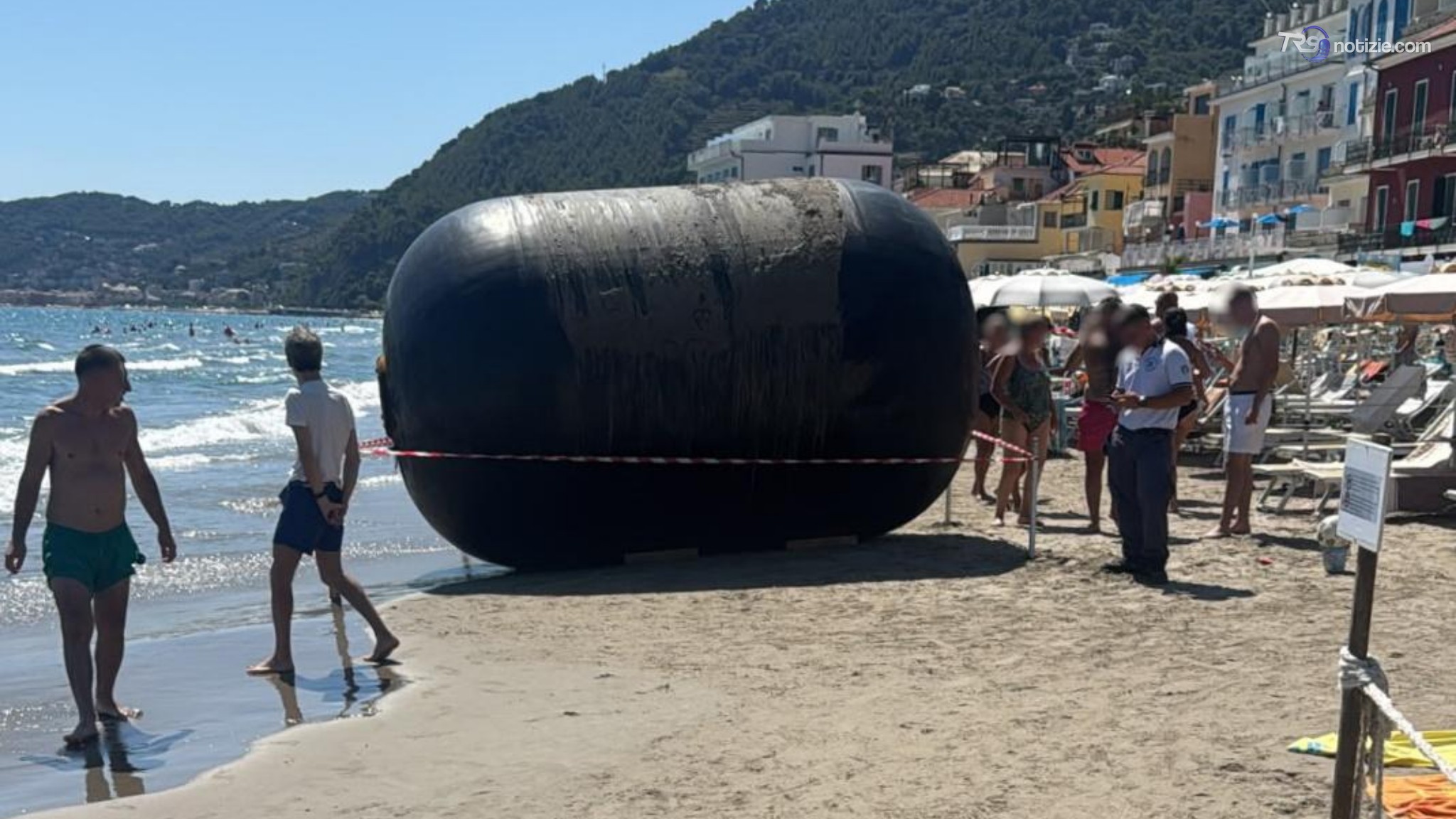Oggetto misterioso sulla spiaggia di Alassio: “Forse è un parabordo da banchina”