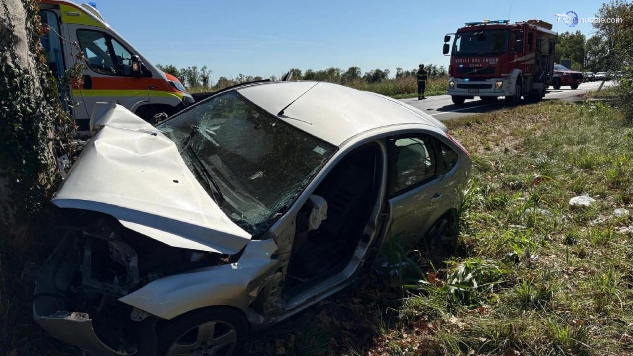 Auto contro un albero a Basiliano: muore una bimba di 11 anni, gravissima la sorellina
