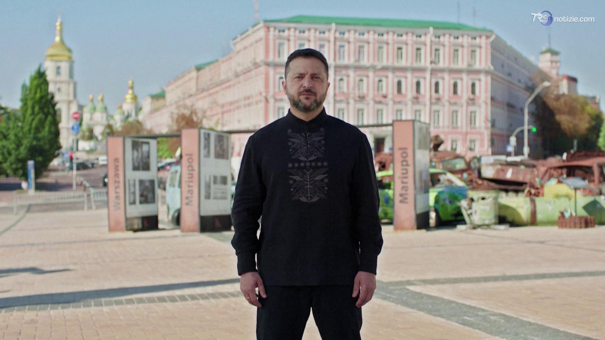 Zelensky: "L'Ucraina non cadrà"