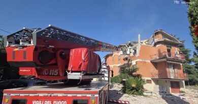 Cassino, crolla tetto palazzina dopo esplosione, 2 ustionati gravi. Si ipotizza fuga di gas