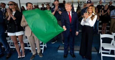 Trump e Melania sulla “Beast” tra i bolidi Indy, l’aquila e il bombardiere invisibile a Washington