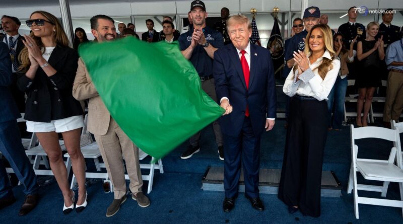 Trump e Melania sulla “Beast” tra i bolidi Indy, l’aquila e il bombardiere invisibile a Washington