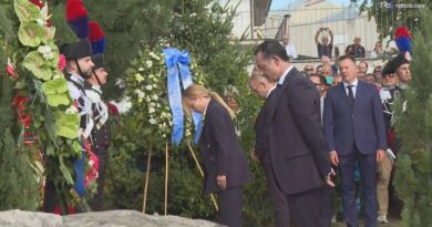 Meloni ad Amatrice per il ricordo del sisma, depone una corona di alloro al Monumento alle vittime