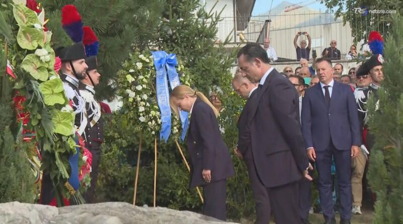 Meloni ad Amatrice per il ricordo del sisma, depone una corona di alloro al Monumento alle vittime