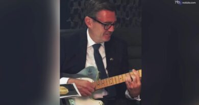 Burnham con la chitarra del soldato ucraino: il premier britannico suona gli Smiths nel Music Bus