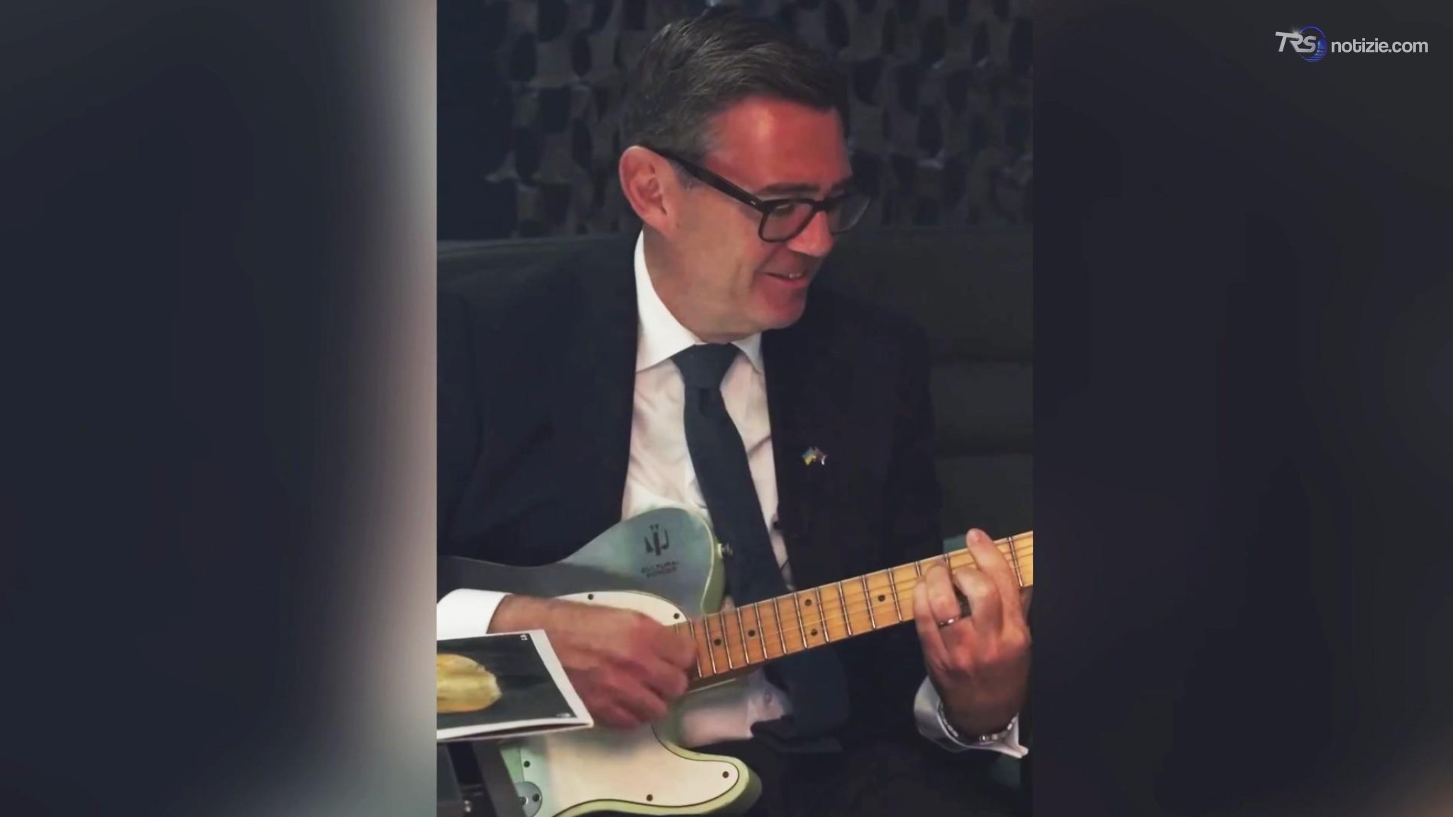 Burnham con la chitarra del soldato ucraino: il premier britannico suona gli Smiths nel Music Bus
