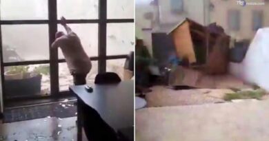 Tornado in Francia: un uomo tenta di tenere la portafinestra mentre il vortice colpisce la casa
