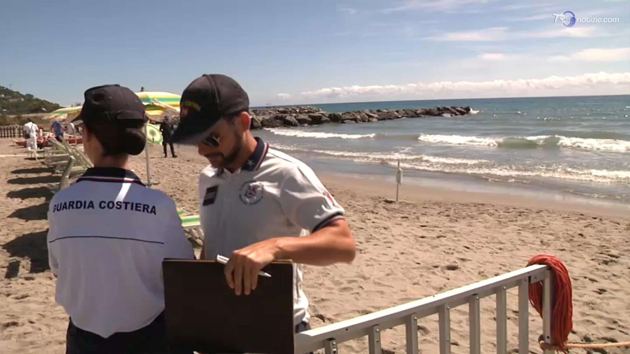 Tragedia in mare ad Andora, annegano un uomo e il bagnino che tentava di salvarlo