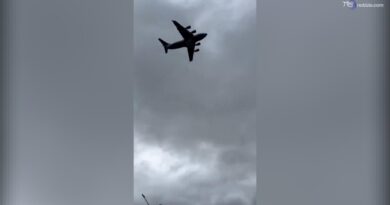 Il capo della Cia in missione a Mosca: un C-17 militare Usa in volo sopra la capitale russa