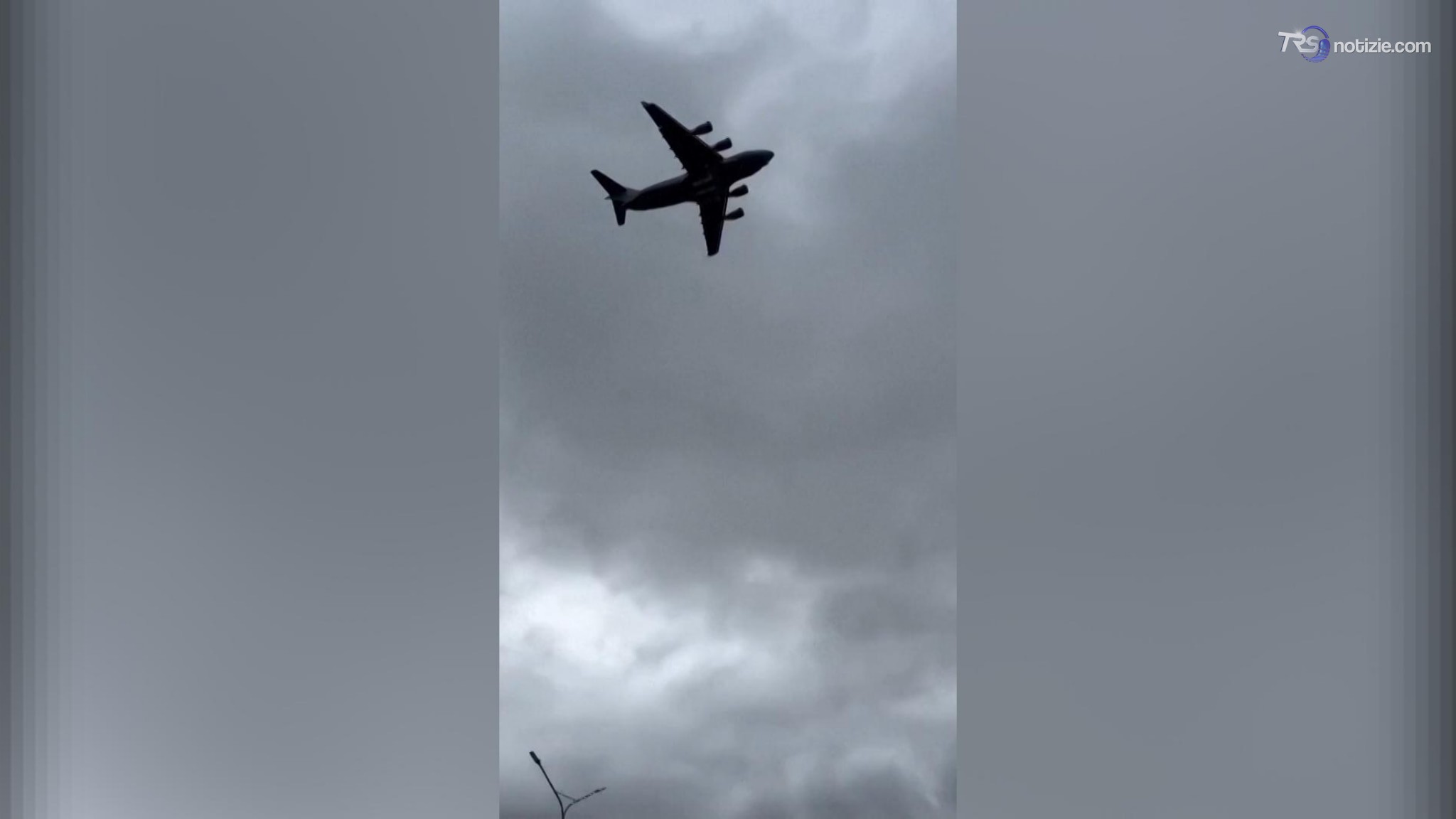 Il capo della Cia in missione a Mosca: un C-17 militare Usa in volo sopra la capitale russa