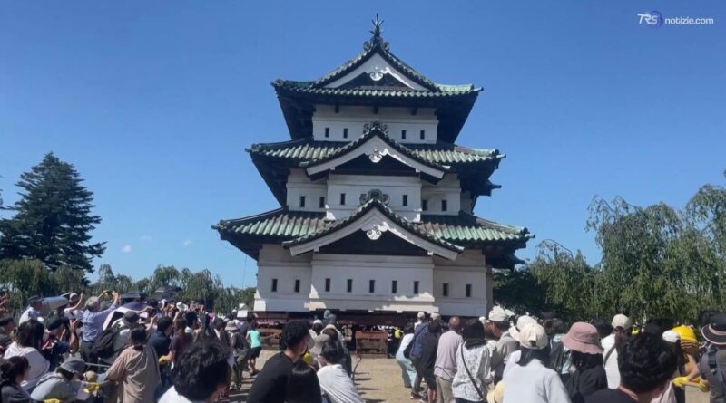Giappone: 1.800 volontari spostano a mano il castello seicentesco Hirosaki