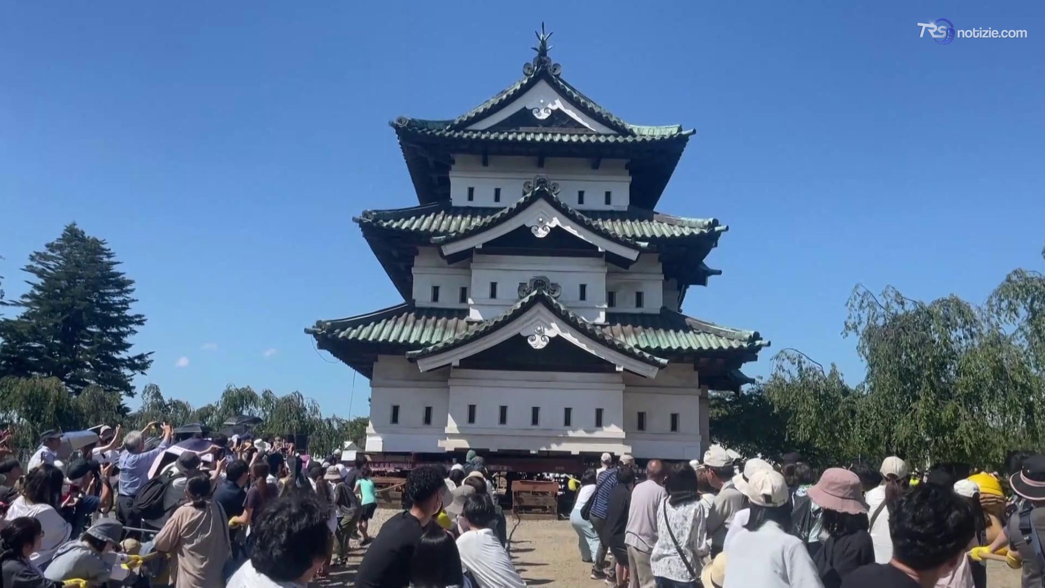Giappone: 1.800 volontari spostano a mano il castello seicentesco Hirosaki